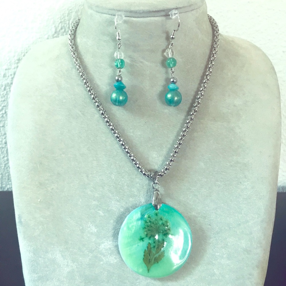 Lively Stones Accessories: Necklace & Earring set.